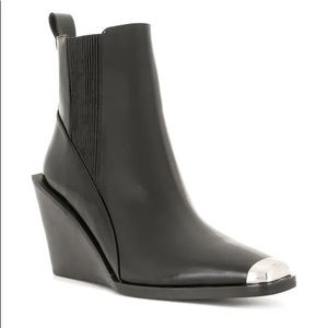 NWOT. SENSO Weston II ankle wedge booties